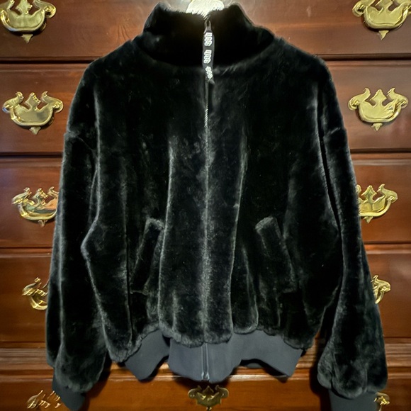 UGG LAKEN SHERPA JACKET WOMEN BLACK Size Small - Picture 2 of 11